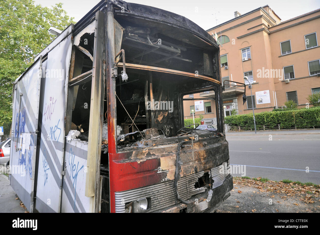 Milán, el camión de alimentos destruidos por incendios provocados porque el propietario se había negado a pagar dinero a cambio de protección a una familia mafiosa Foto de stock