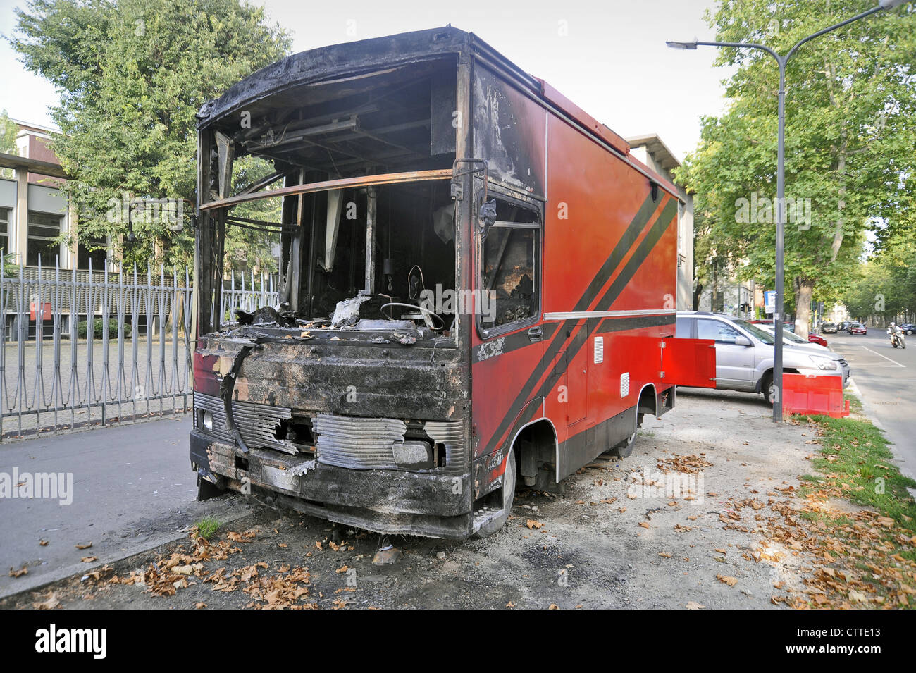 Milán, el camión de alimentos destruidos por incendios provocados porque el propietario se había negado a pagar dinero a cambio de protección a una familia mafiosa Foto de stock