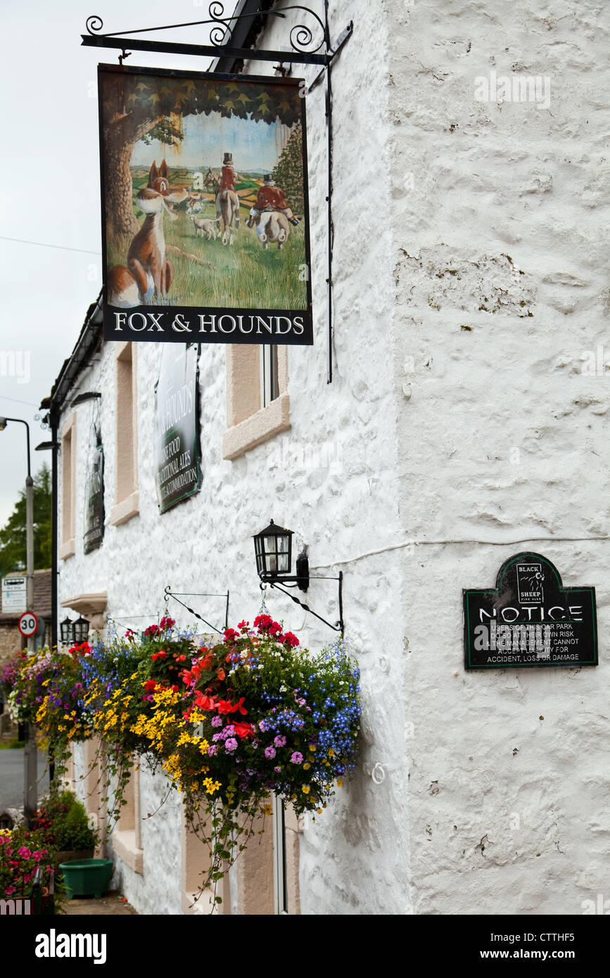 Fox & Hounds cartel de pub colgante; una ilustración de caza rutal en Starbotton, North Yorkshire Dales National Park, cerca de Kettlewell, Reino Unido Foto de stock