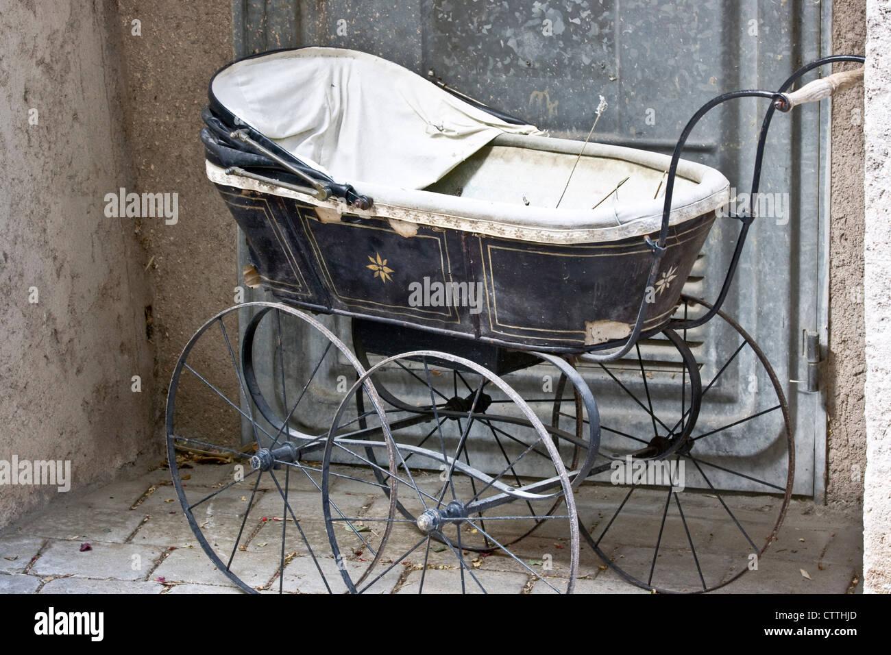 Sillas de paseo antiguas fotografías e imágenes de alta resolución - Alamy