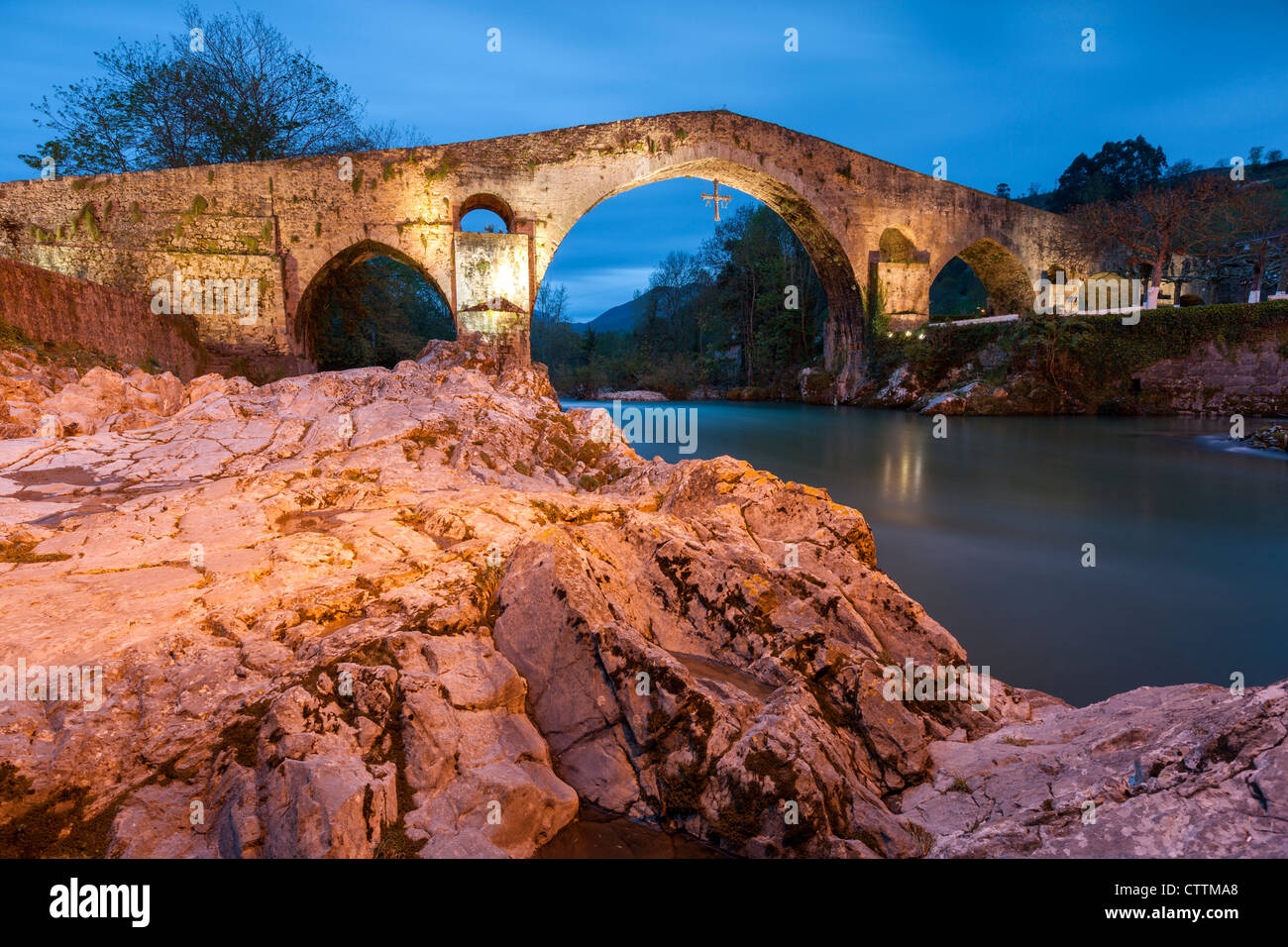 Puente Romano (Puente Romano), siglo XIII, Cangas de Onís. Asturias, España Fotografía de stock
