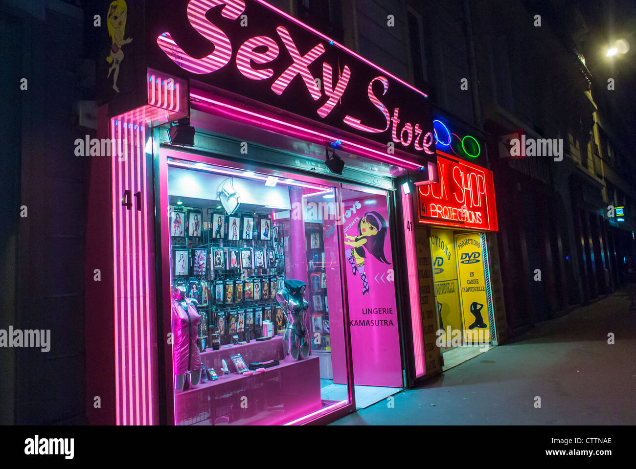 Paris, Francia, Pigalle Sex Area, Small Shop Night Shop Window Frente a la  tienda 'Sexy Store' Frente a la tienda Fotografía de stock - Alamy