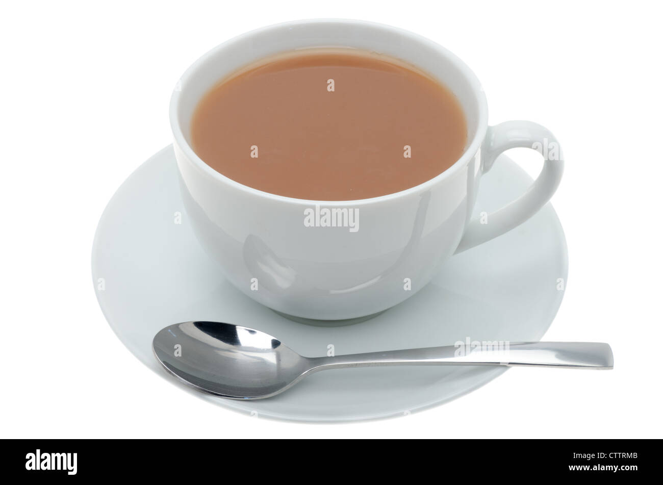 Una taza de té en blanco con una cucharadita de vajilla china - Foto de estudio con un fondo blanco. Foto de stock