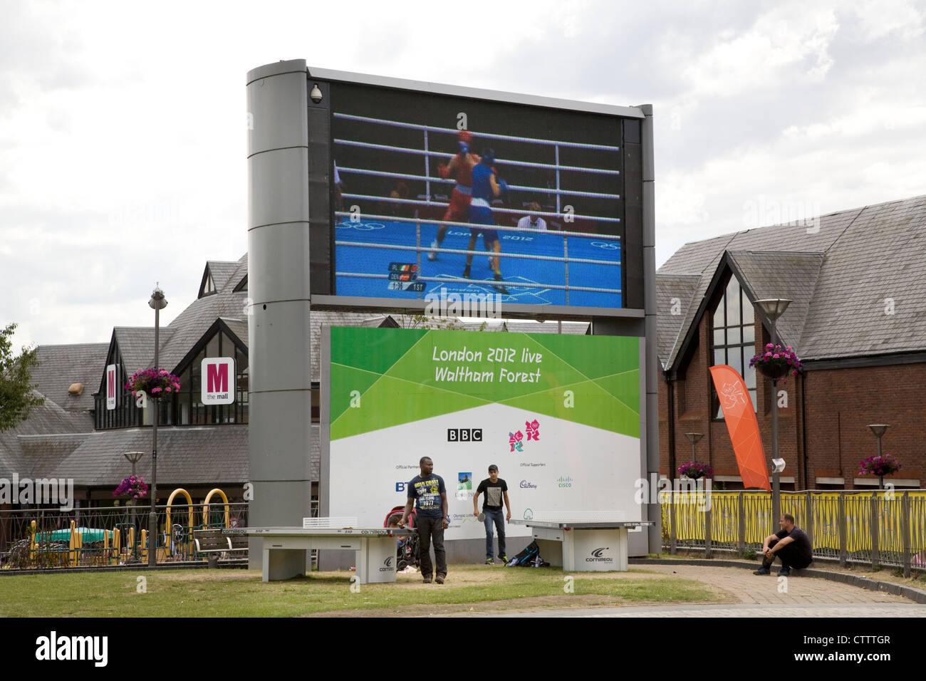 Pantalla grande para Londres 2012 en Waltham Forest uno de los distritos londinenses de host Foto de stock