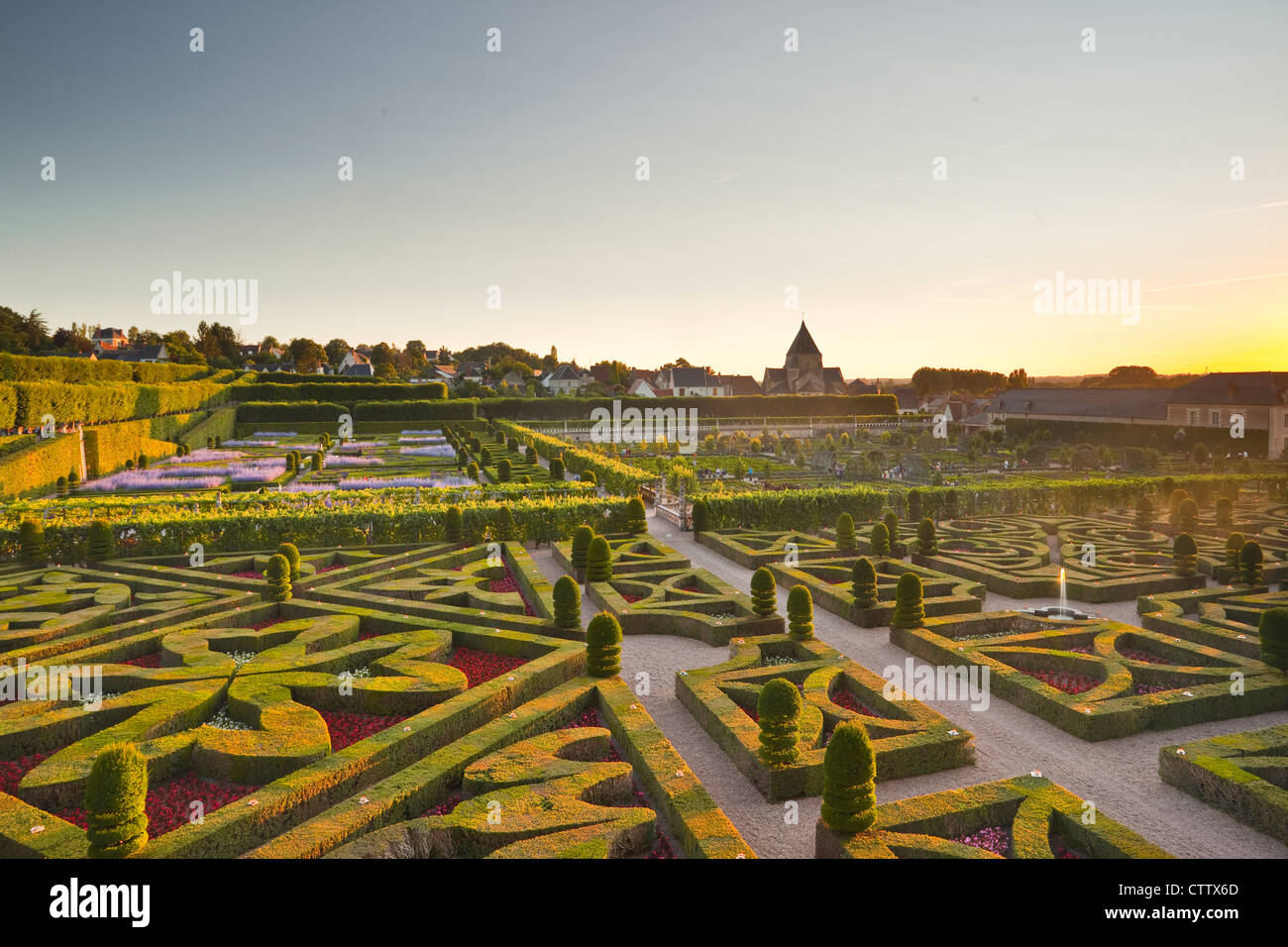 Los hermosos jardines del castillo de Villandry en el Valle del Loira de Francia. Foto de stock