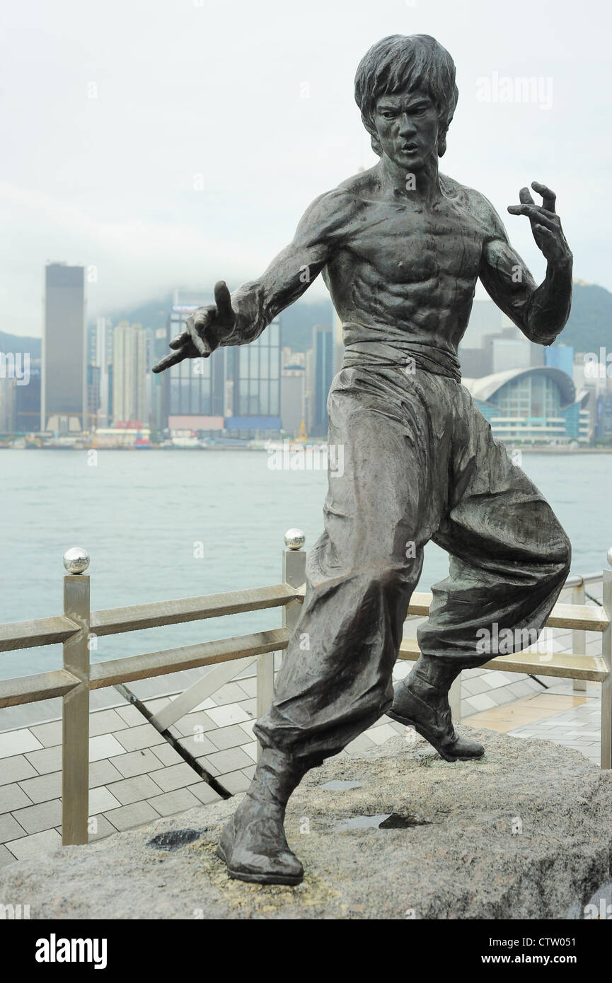 Estatua de Bruce Lee en la Avenida de las estrellas en Hong Kong Foto de stock