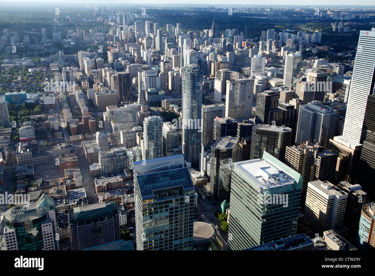 De junio de 2012 Toronto, mirando hacia abajo sobre los Edificios Rascacielos de la ciudad de Toronto visto desde la Torre CN, incluye el Distrito Financiero Foto de stock