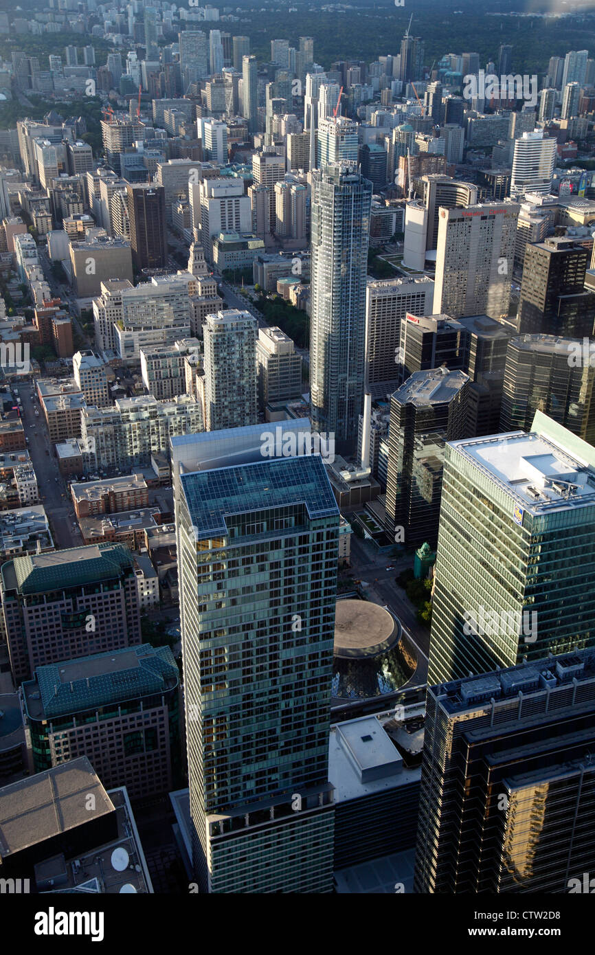 De junio de 2012 Toronto, mirando hacia abajo sobre los Edificios Rascacielos de la ciudad de Toronto visto desde la Torre CN, incluye el Distrito Financiero Foto de stock