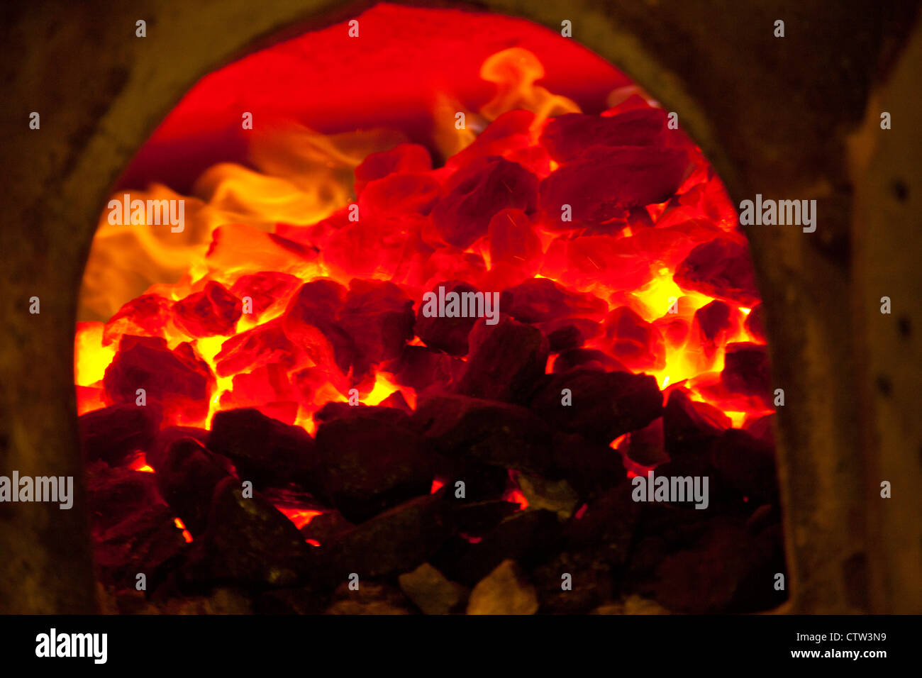 La quema de carbón de horno de pizza Foto de stock