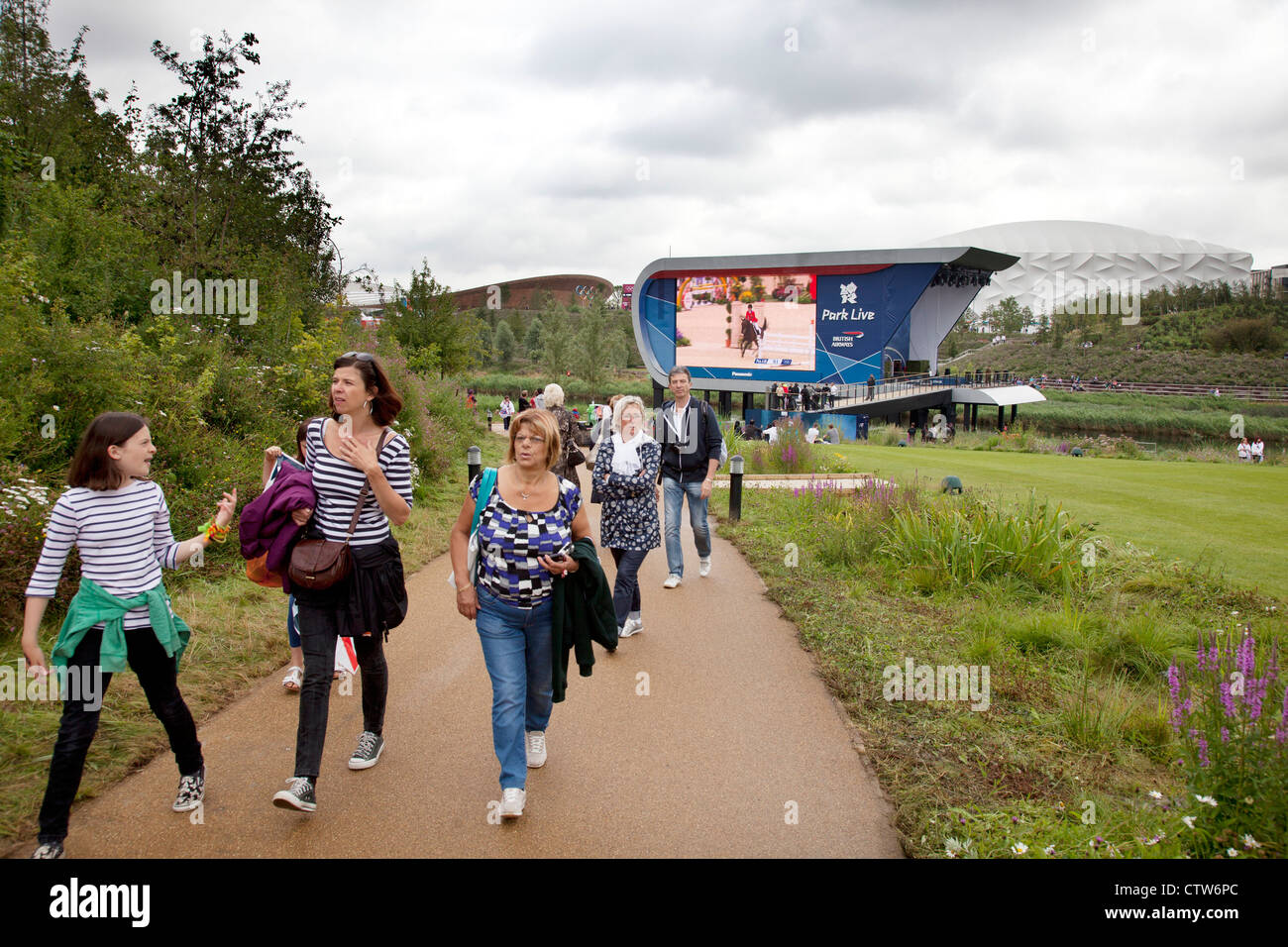 El Parque Olímpico de Londres 2012, en Stratford. El parque viven, una gran pantalla de televisión en una gran zona ajardinada, donde los aficionados pueden venir a ver. Foto de stock