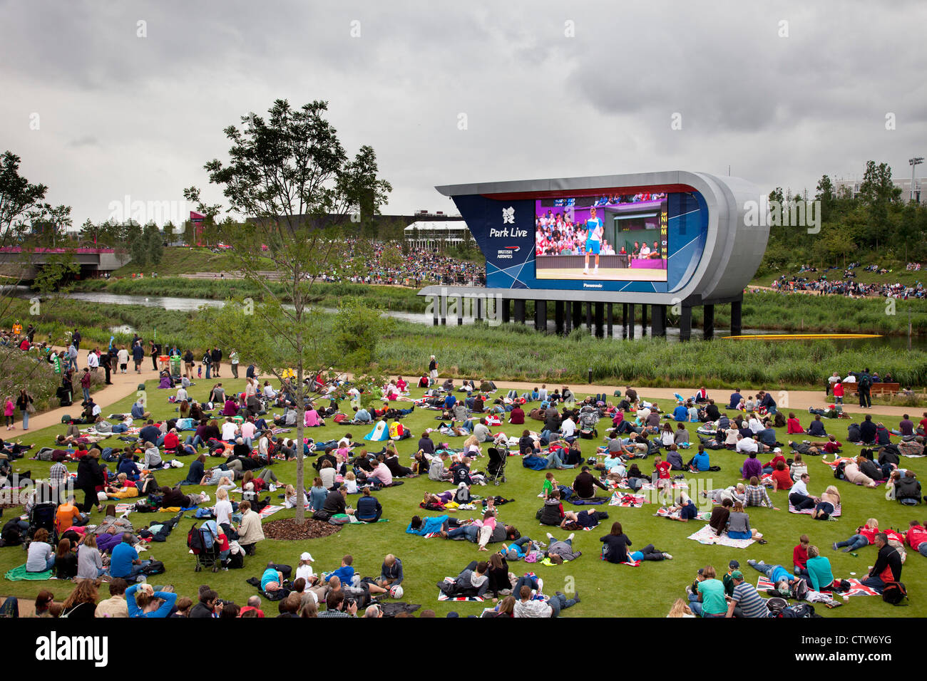 El Parque Olímpico de Londres 2012, en Stratford. El parque viven, una gran pantalla de televisión en una gran zona ajardinada, donde los aficionados pueden venir a ver. Foto de stock