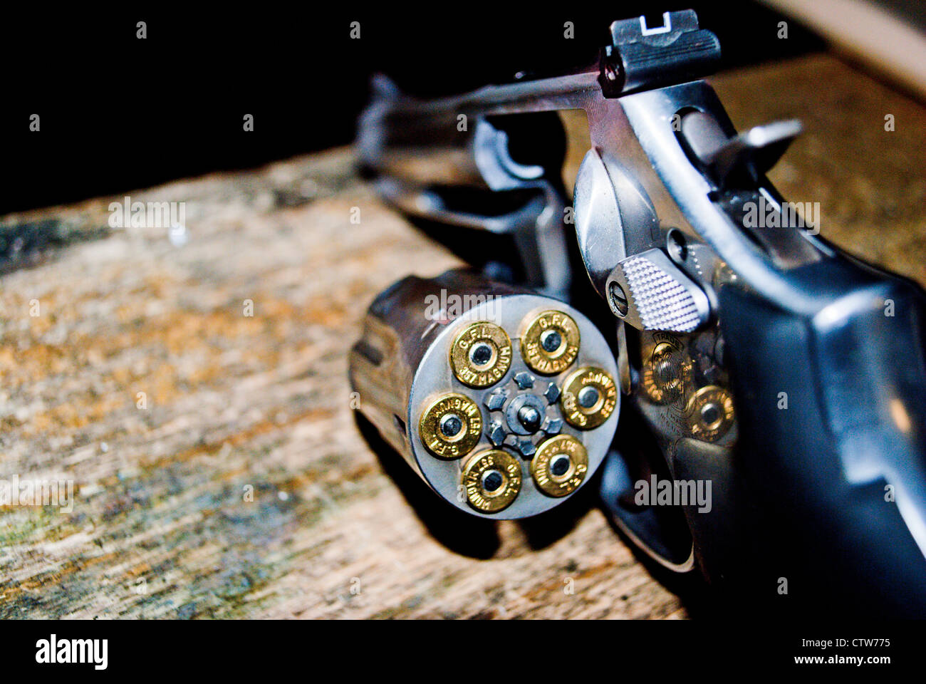 Las balas del revólver en una sala. Foto de stock
