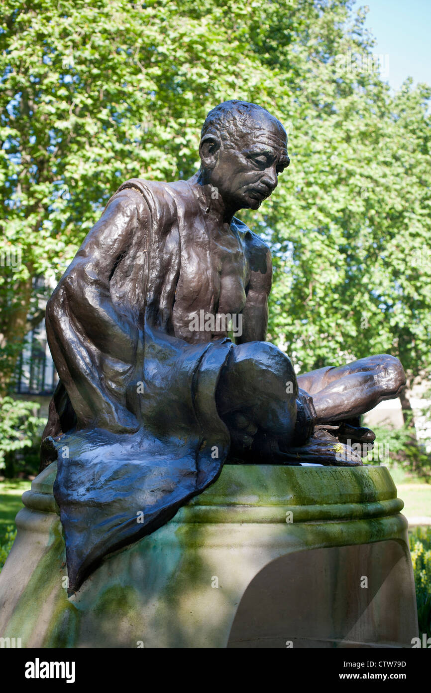 Estatua de Gandhi. Tavistock Square Gardens, Bloomsbury, Londres Foto de stock