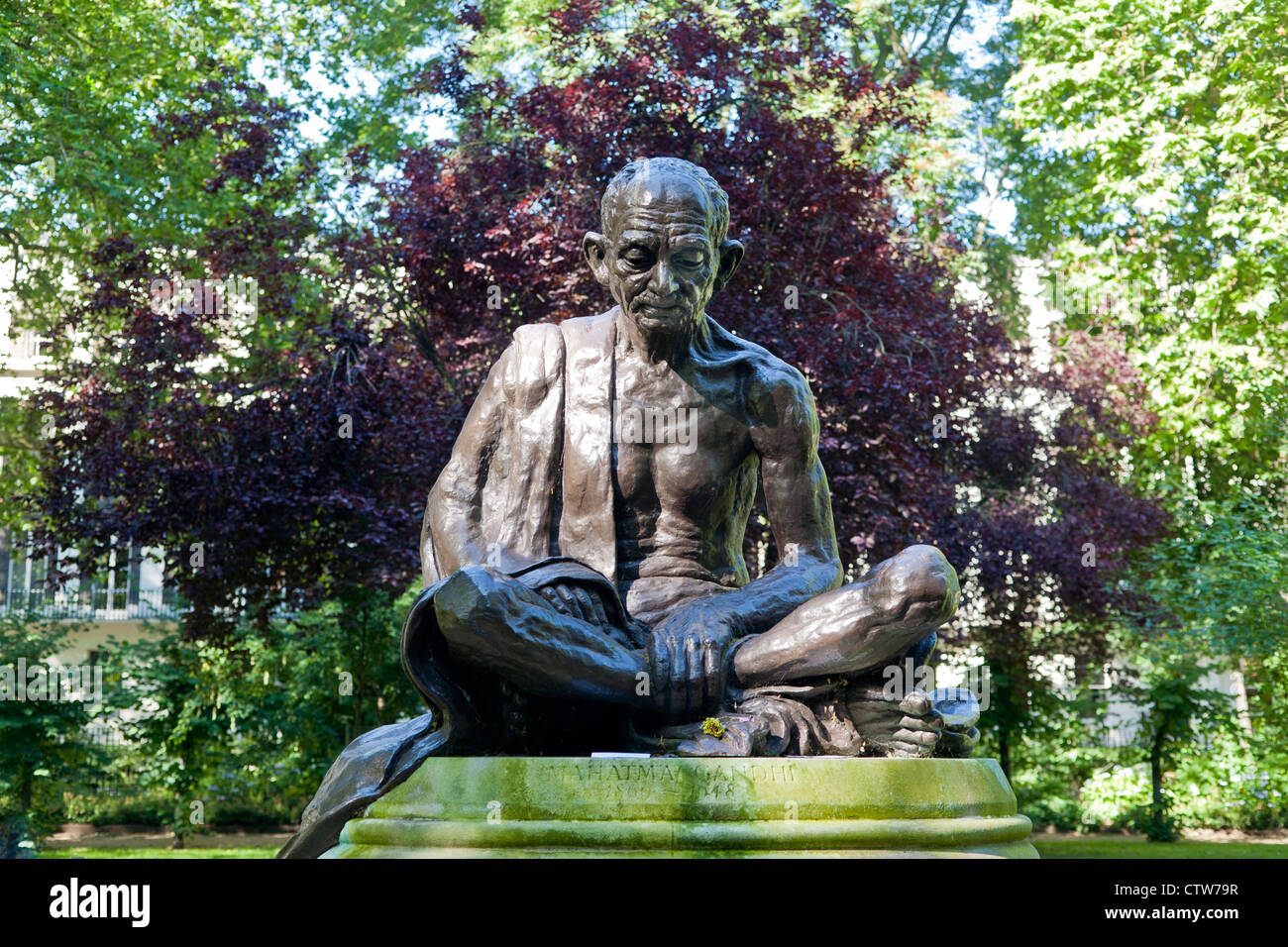Estatua de Gandhi. Tavistock Square Gardens, Bloomsbury, Londres Foto de stock