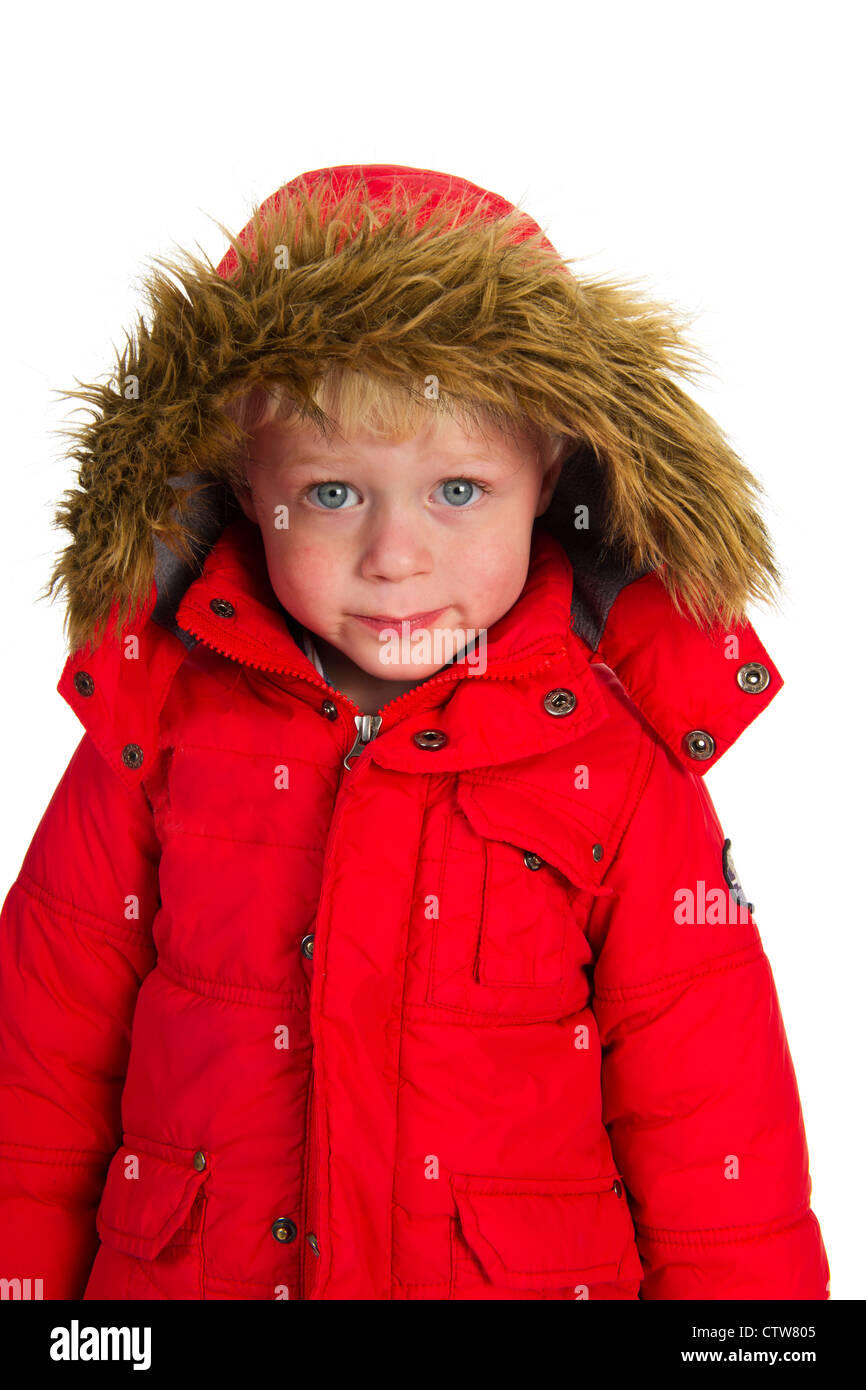 Pequeño niño en abrigo rojo Fotografía de stock - Alamy
