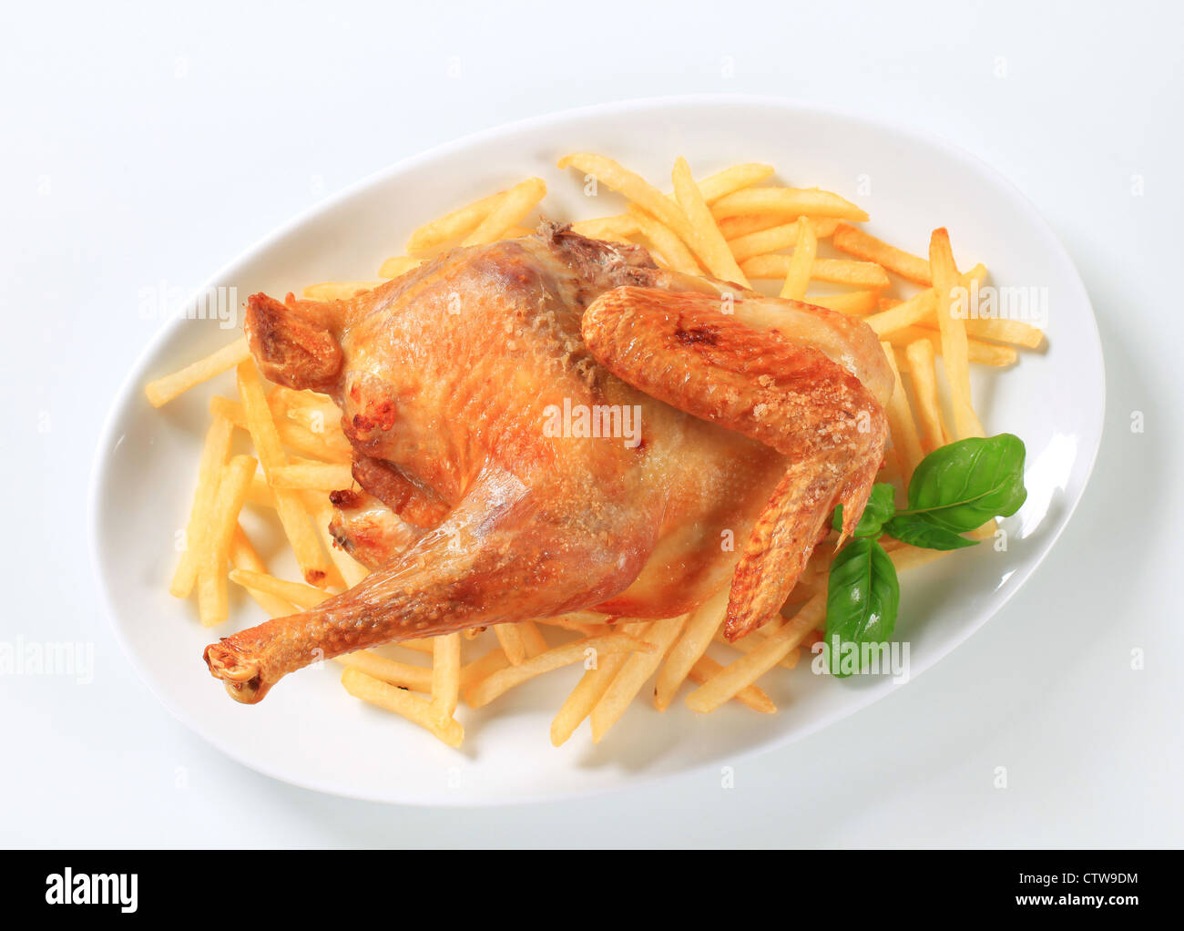 Medio pollo asado con patatas fritas Fotografía de stock - Alamy