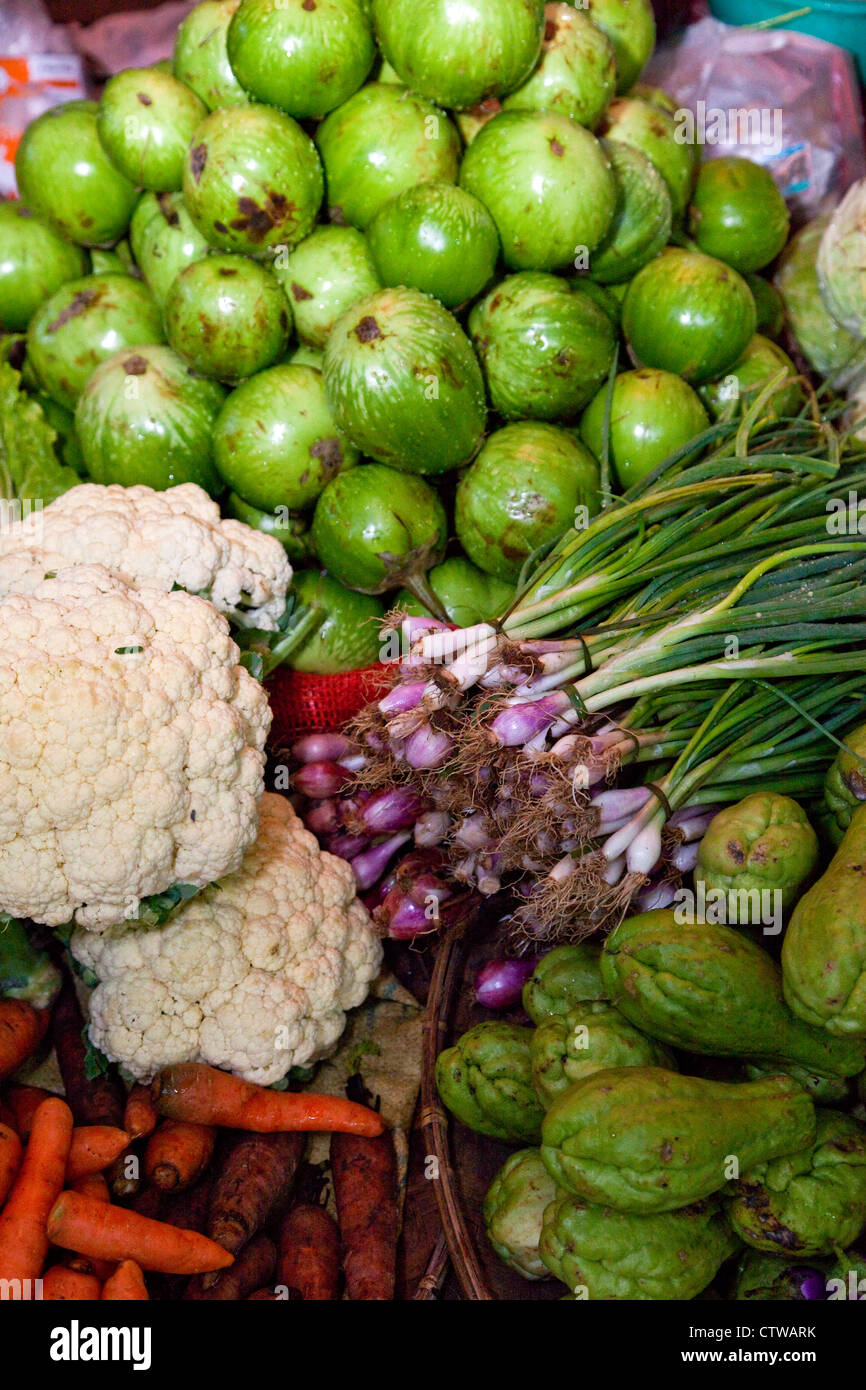 Myanmar, Birmania. Berenjena, coliflor, cebollas, zanahorias, en el mercado de Bagan. Foto de stock