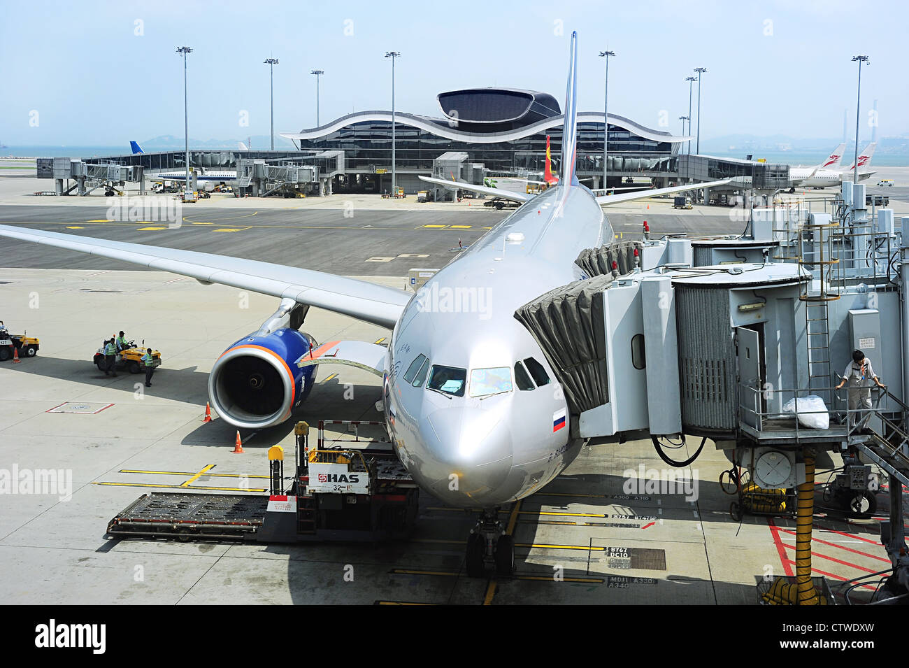 Preparación del avión durante el vuelo en el Aeropuerto Internacional de Hong Kong . Foto de stock