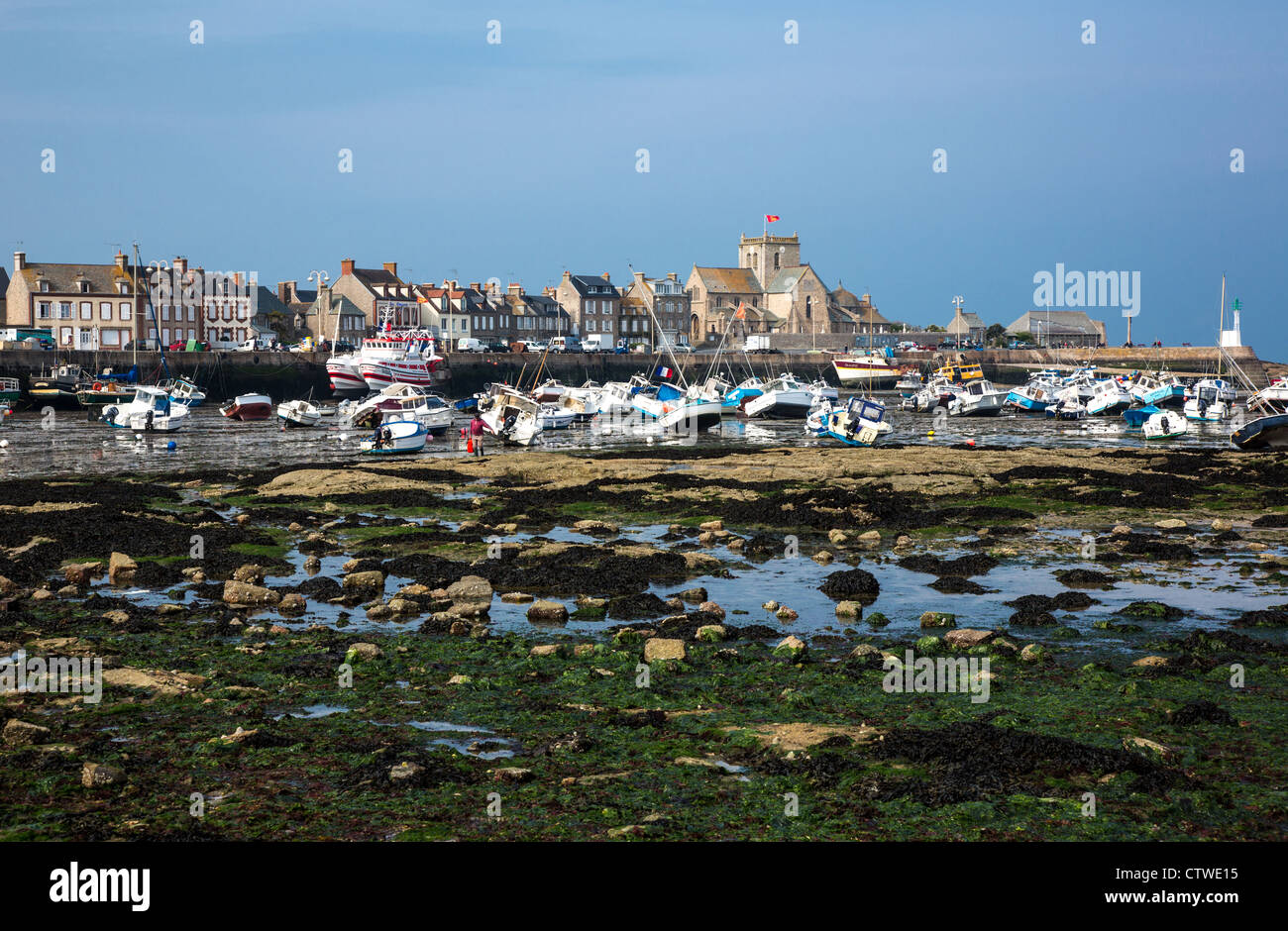 Francia, Normandía, Barfleur, vista del puerto con marea baja. Foto de stock
