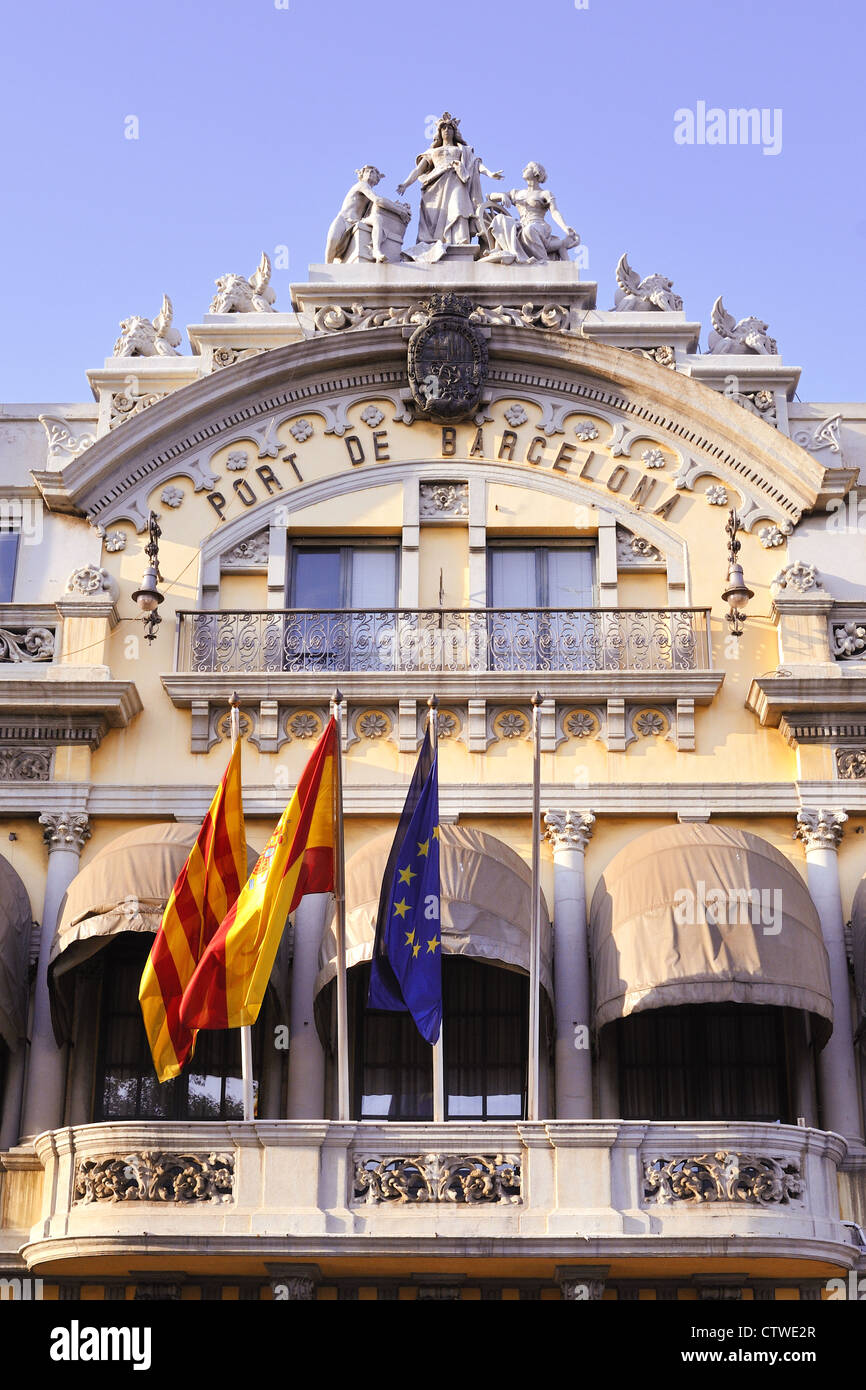 Catalán, Español, Banderas De La UE Sobre El Aleteo De Barcelona Fotos,  retratos, imágenes y fotografía de archivo libres de derecho. Image 70674008