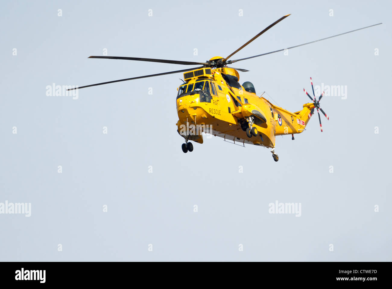 Helicóptero de rescate en el mar de aire amarillo en el aire. Foto de stock