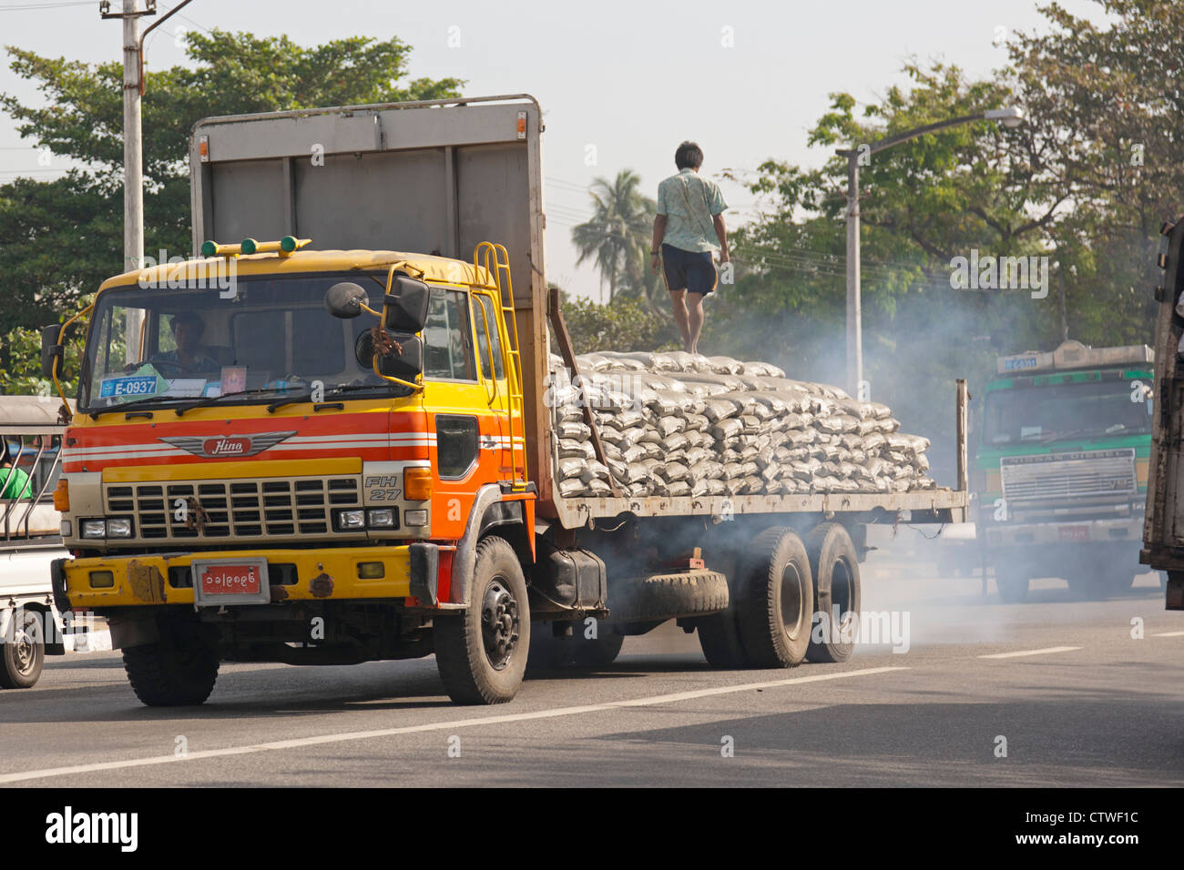 La contaminación causada por el tráfico, Yangon, Myanmar Foto de stock