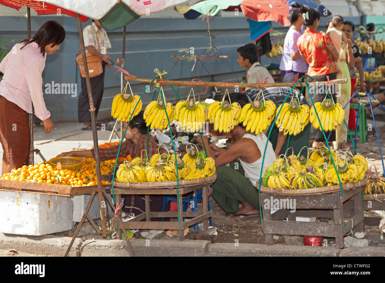 Vendedores ambulantes, Yangon, Myanmar Foto de stock