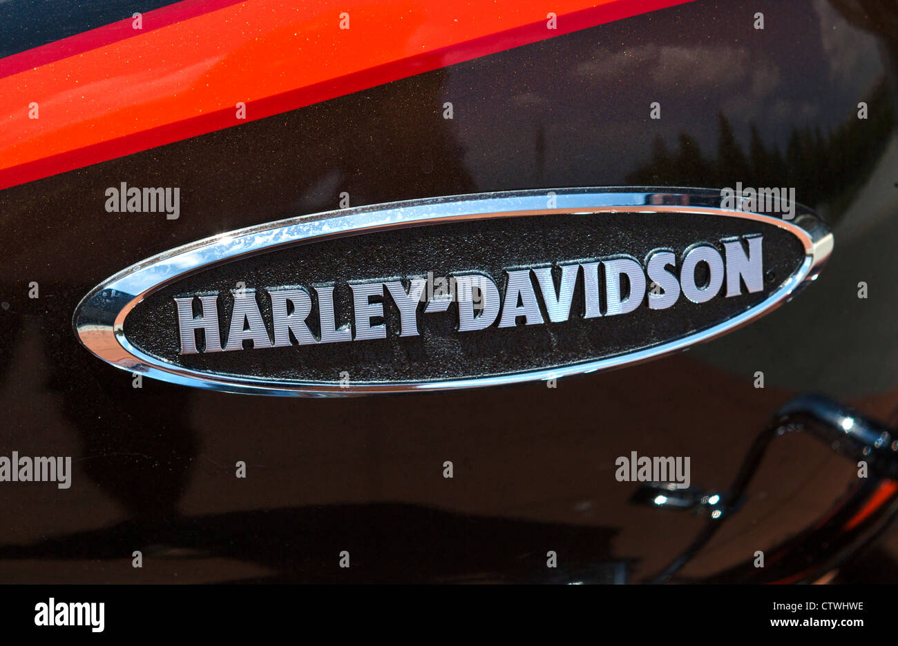 Cerca de la marca del fabricante en una motocicleta Harley Davidson Foto de stock