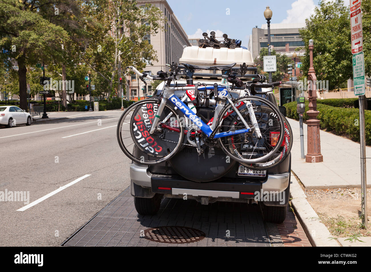 Bicicletas en el portabicicletas montado en la parte trasera - EE.UU  Fotografía de stock - Alamy