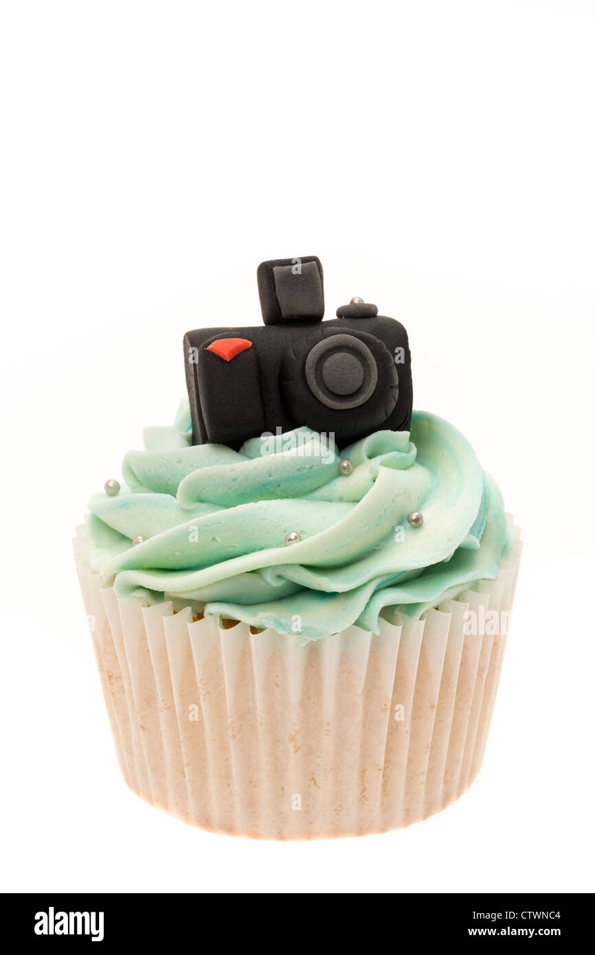 Un cupcake con una cámara réflex digital de hielo colocado en la parte  superior de la torta - Foto de estudio con un fondo blanco Fotografía de  stock - Alamy