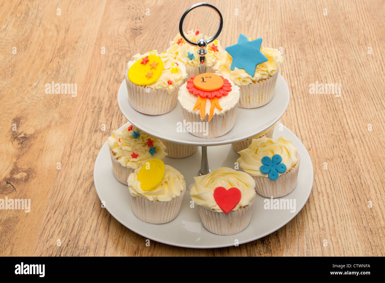 Varios cupcakes en un pastel de dos niveles stand - Foto de estudio Foto de stock