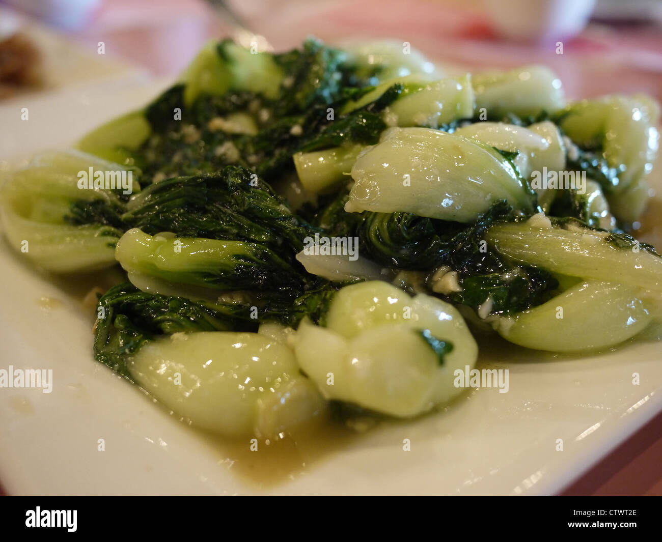 Bak choy chino verduras ajo fuente Foto de stock