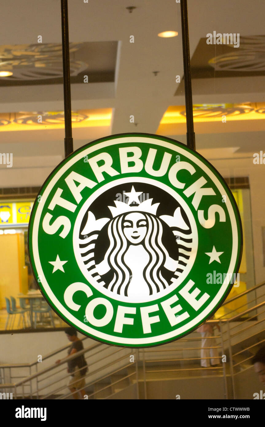 Starbucks coffee signo, una exitosa franquicia de café. La foto es tomada en Cebu, Filipinas. Foto de stock