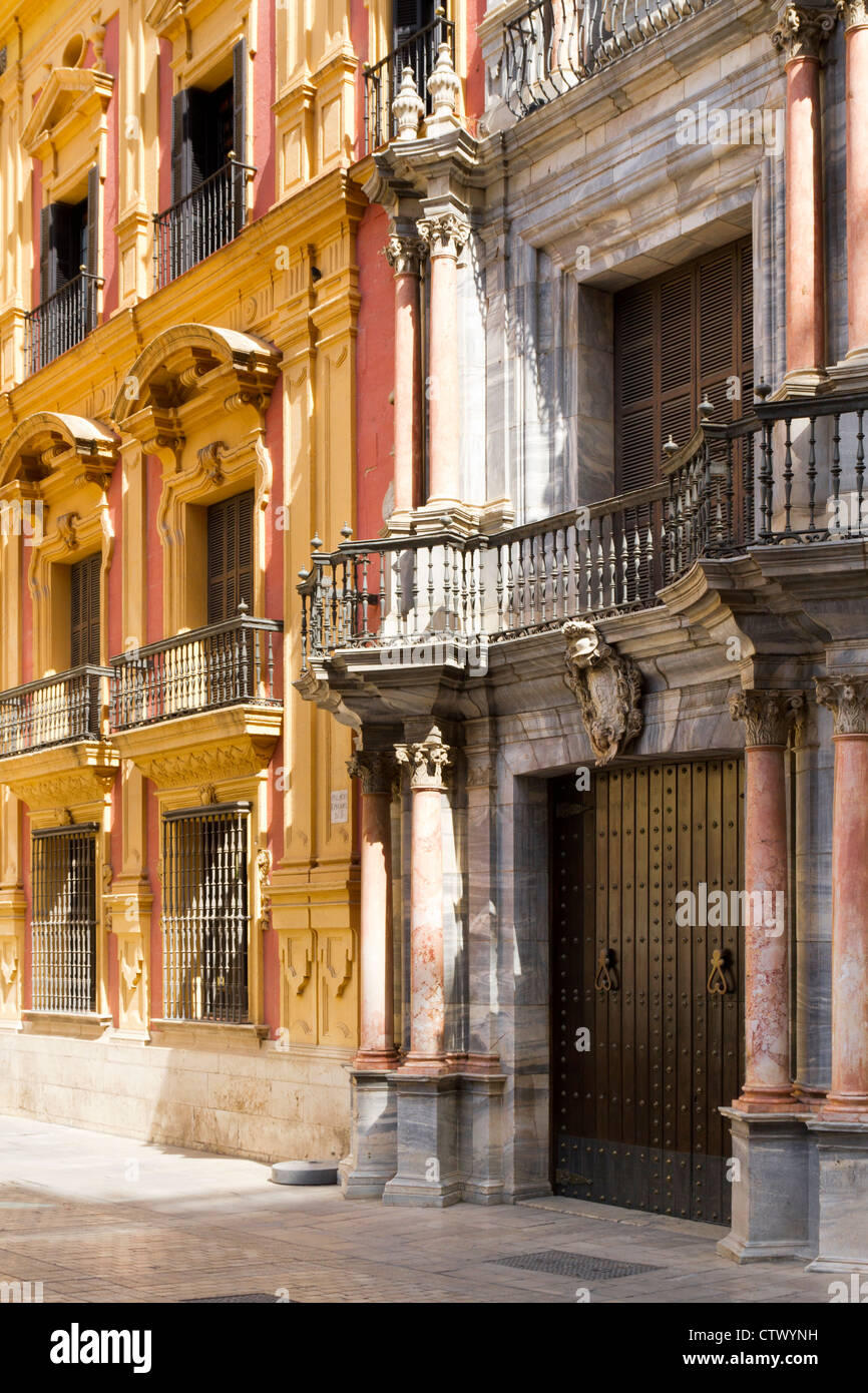 Edificios de estilo español antiguo tradicional en el casco antiguo de Málaga Foto de stock