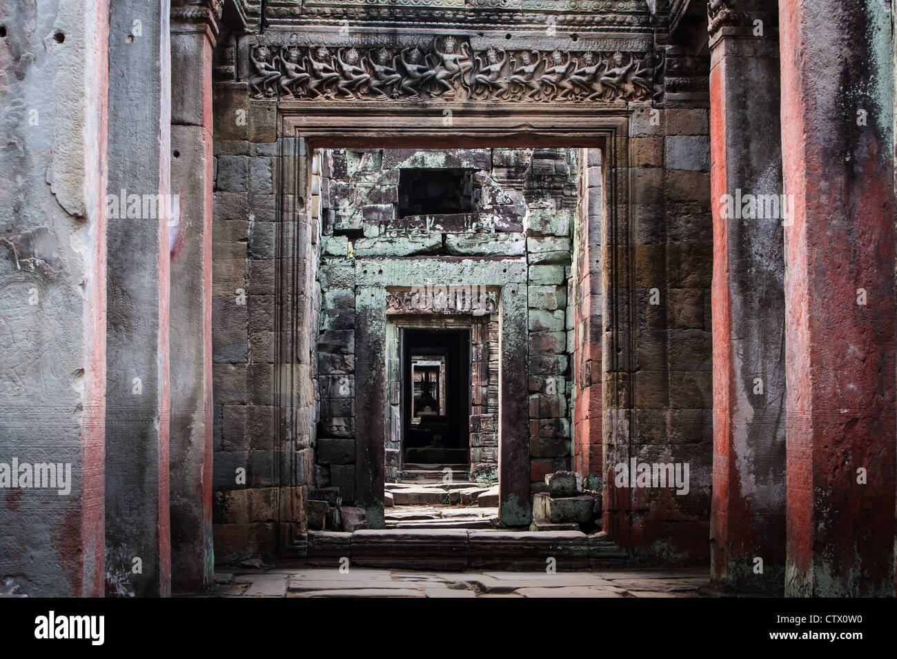 En Siem Reap, Camboya: se aleja del patrón de arcade interior puertas dentro de un antiguo templo de Angkor Wat. Foto de stock