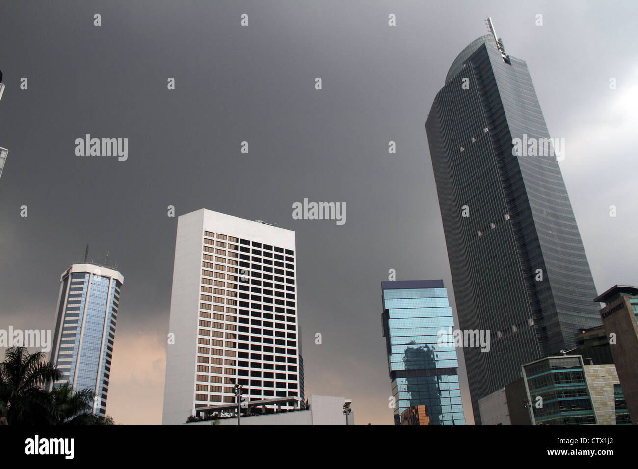 Los edificios altos de Yakarta Foto de stock