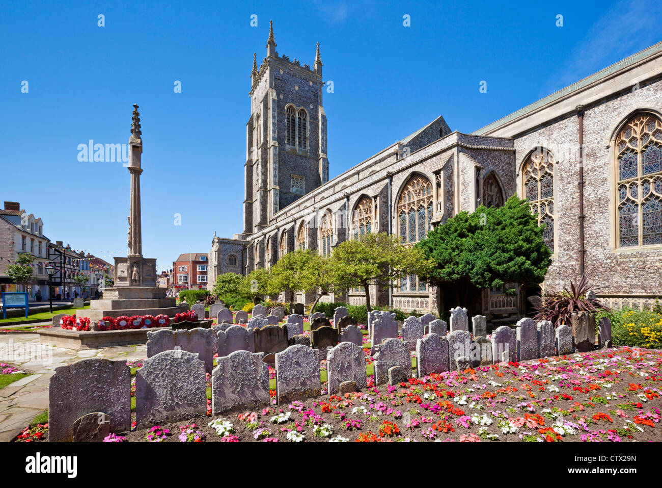 Cromer iglesia parroquial con St Martin's y cementerio con lápidas Norfolk East Anglia Inglaterra GB Europa UE Foto de stock
