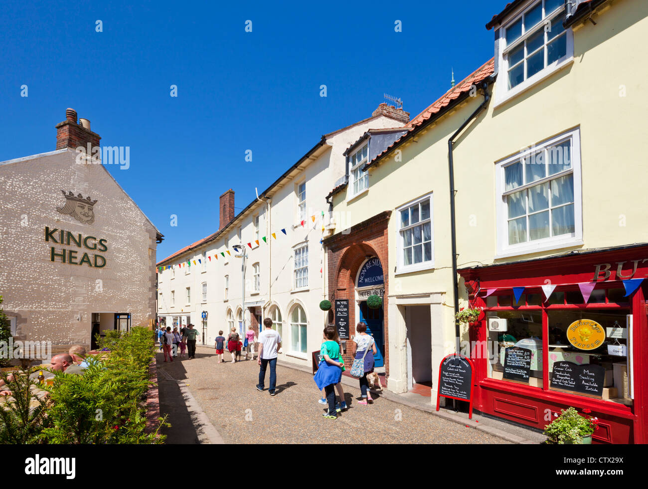 Cromer tiendas del centro de la ciudad de Norfolk Inglaterra GB Europa UE Foto de stock