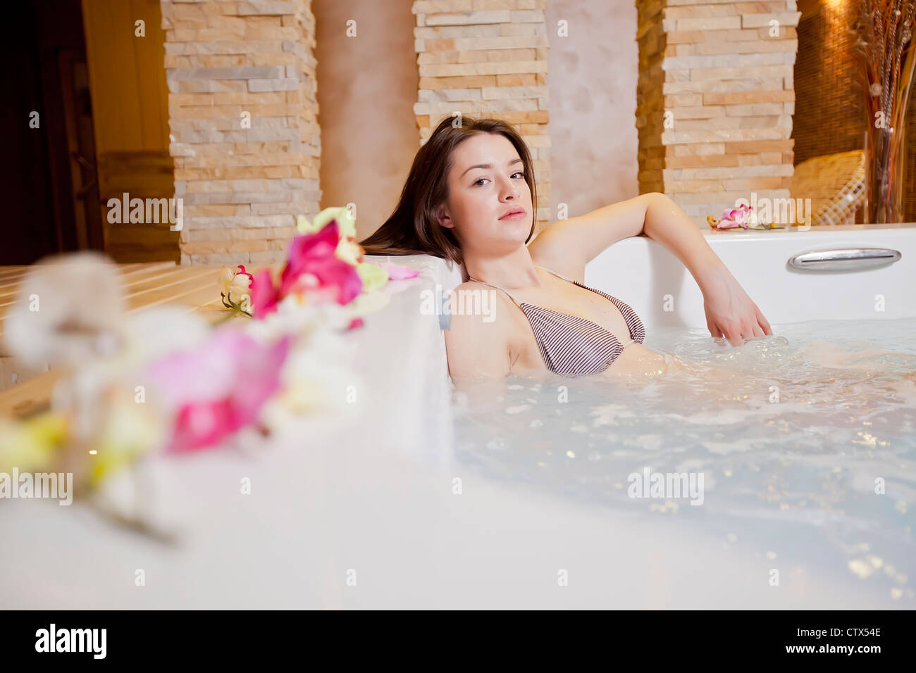 Chica en la tina caliente Fotografía de stock - Alamy