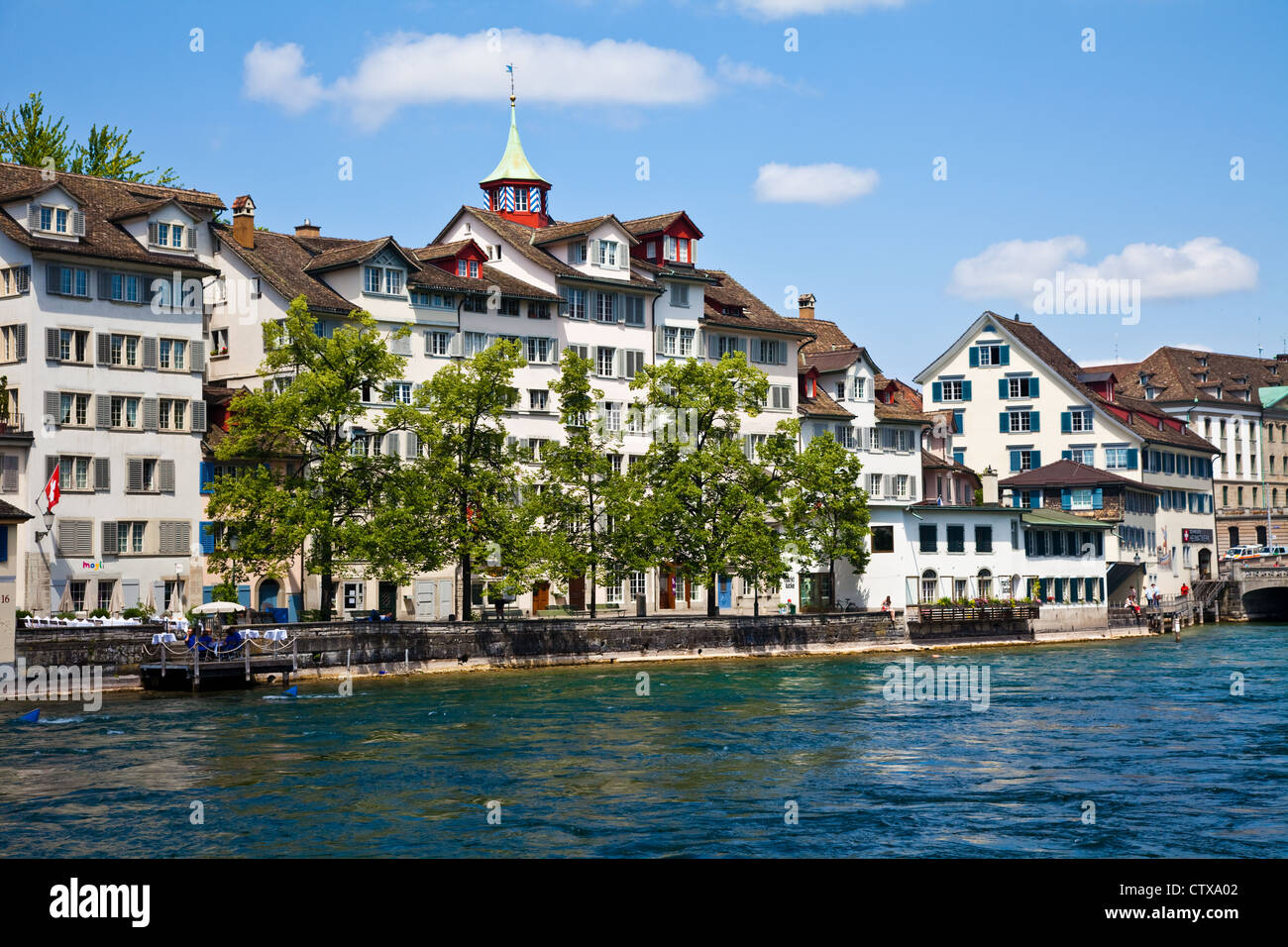 Una escena cruzando el Río Limmat, en Zurich, Suiza Foto de stock