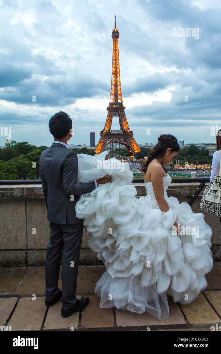París, Torre Eiffel, Francia, Pareja de Chinos Recién Tejidos, Mujer de  Vestido, en Trocadero, Romance Fotografía de stock - Alamy