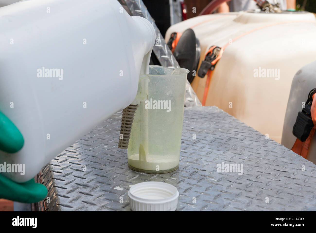 Técnico en control de plagas mezclar productos químicos en contenedores