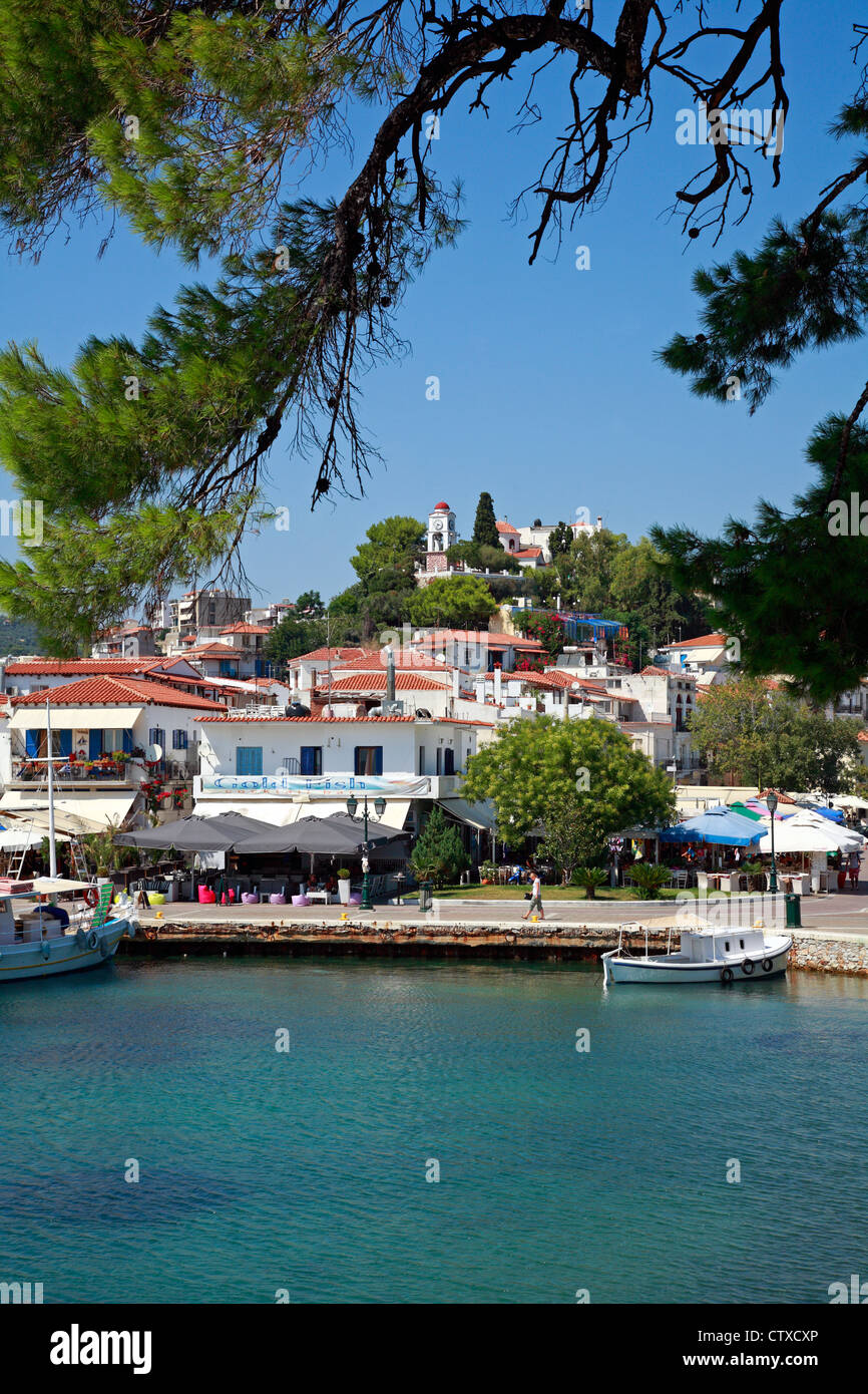 Puerto de la ciudad de Skiathos islas Espóradas Mar Egeo Grecia europeos de la ONUN Europa Foto de stock