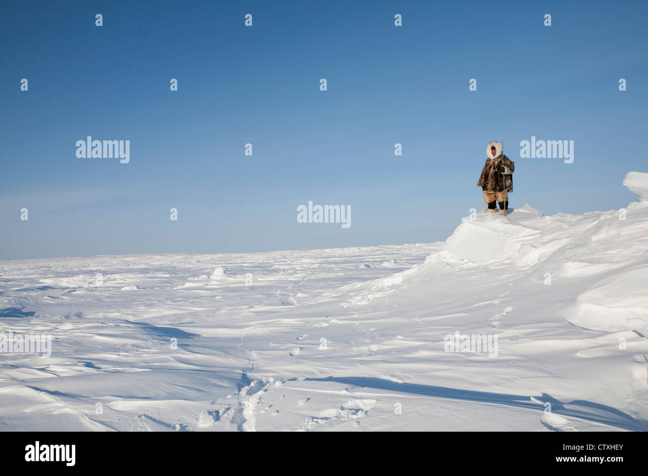 Los inuits están cazando en el northpole Foto de stock