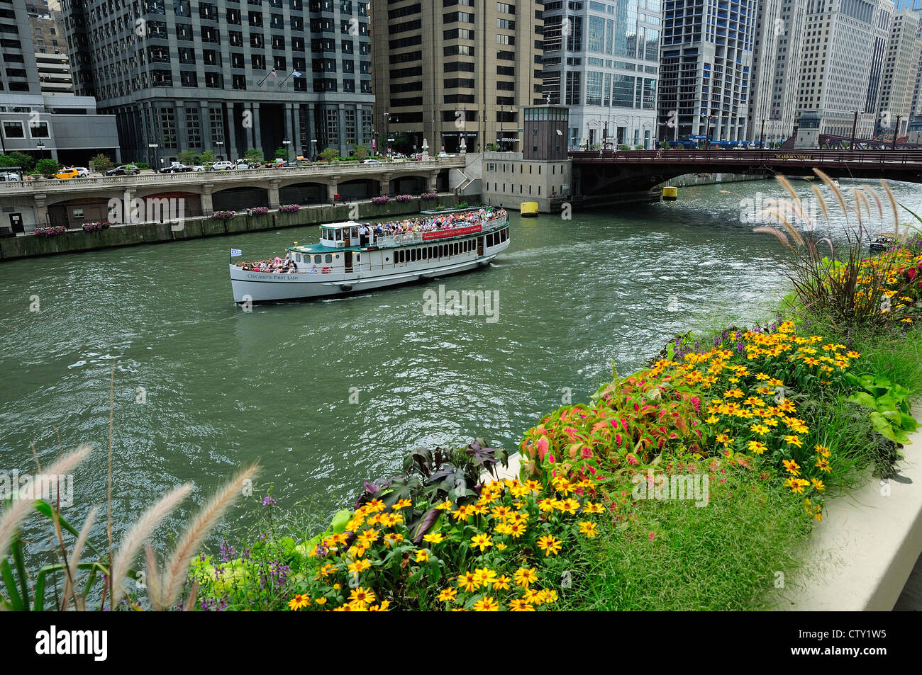 Chicago tour arquitectónico embarcación cargada con turistas, crucero por el Río Chicago
