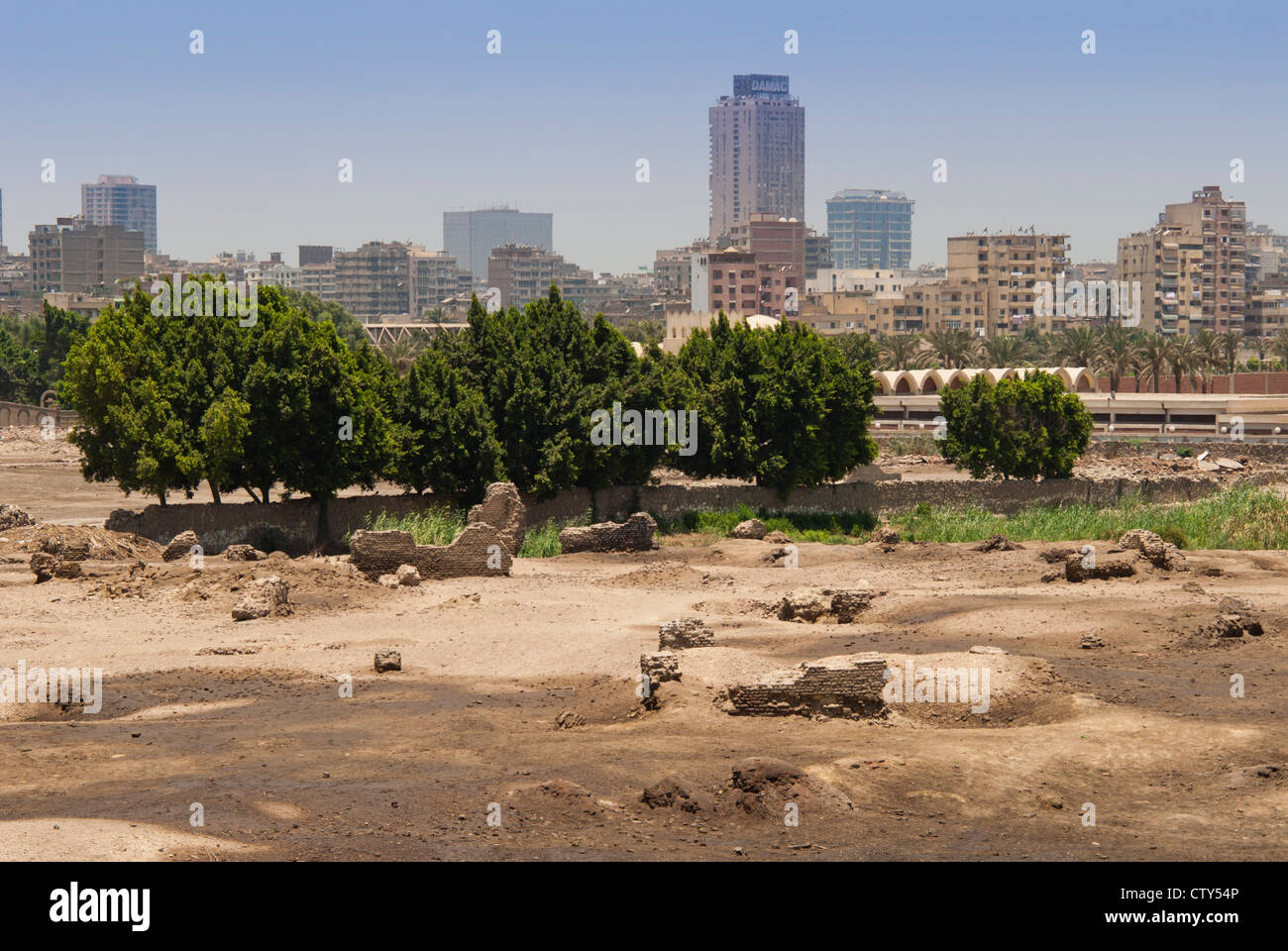 Ruinas de El Fostat (también Al Fustat, Misr al-Fustat y Fustat-Misr), primera capital de Egipto de la dominación árabe en El Cairo, Egipto, África Foto de stock