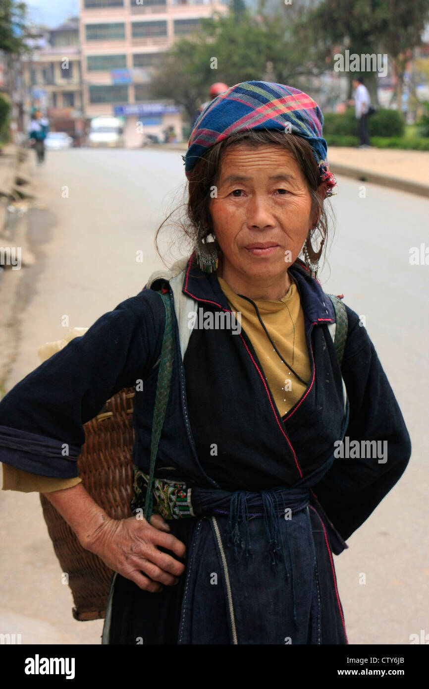 Anciana de la tribu Hmong, SAPA, Vietnam Foto de stock