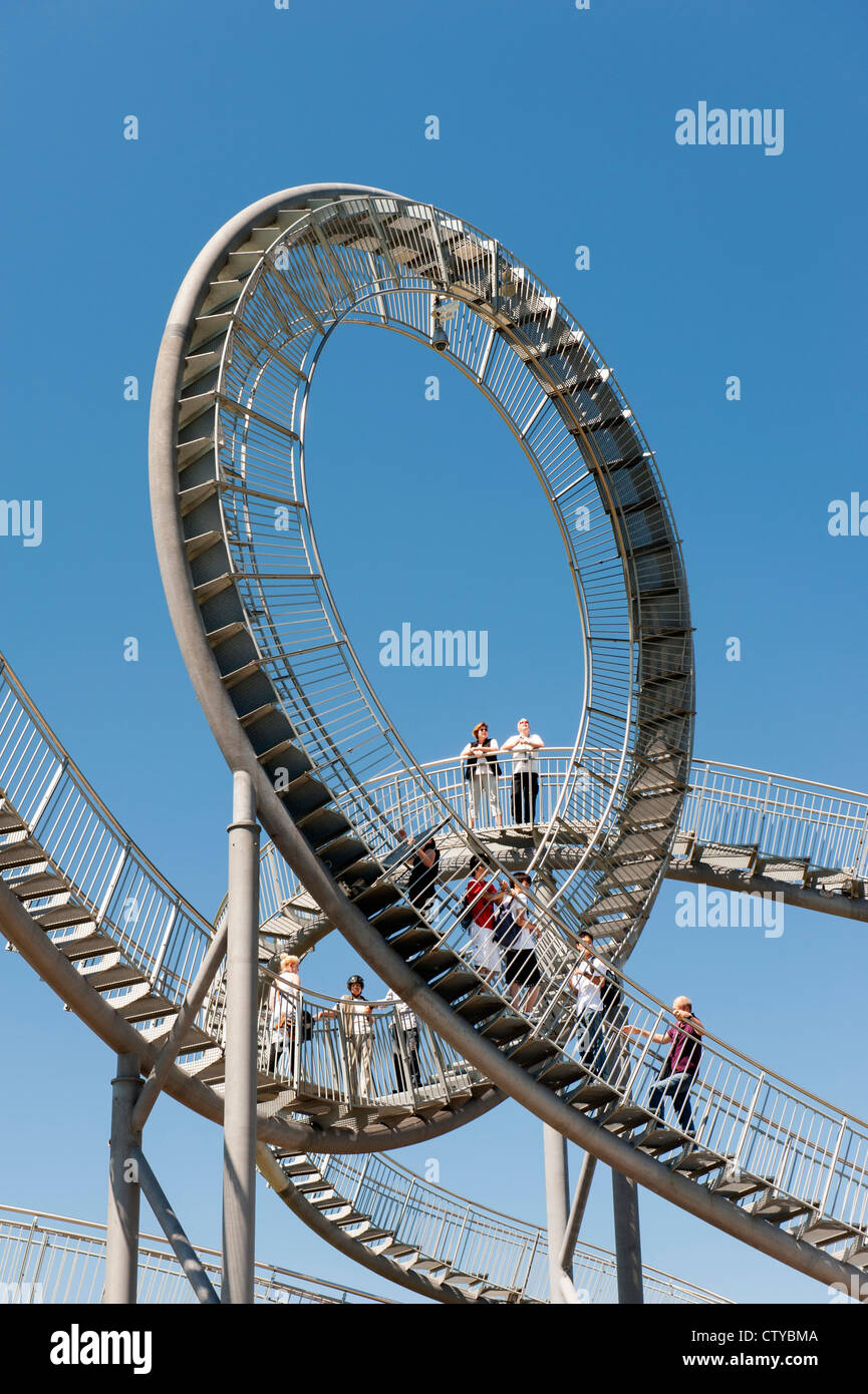 "La Tortuga y el Tigre' roller coaster peatonal escultura en la Montaña Mágica en Duisburg, Alemania Foto de stock