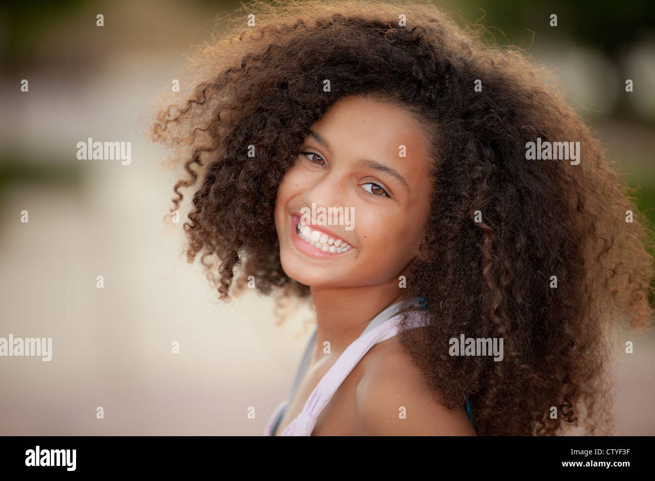 Feliz Sonriente Nino Afrodescendientes Con El Cabello Afro Style Fotografia De Stock Alamy