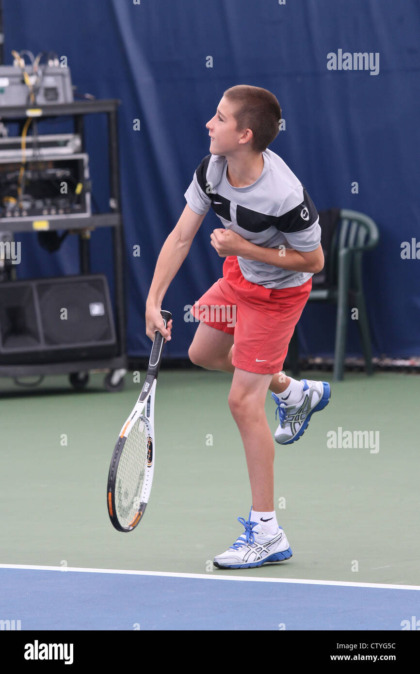Adolescente practicar tenis Foto de stock